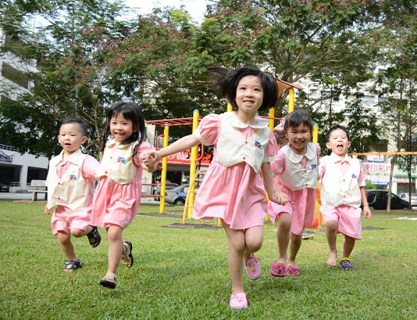 让学生怀抱自信，快乐学习；年纪越小的孩子，越要透过行为来进行教育。